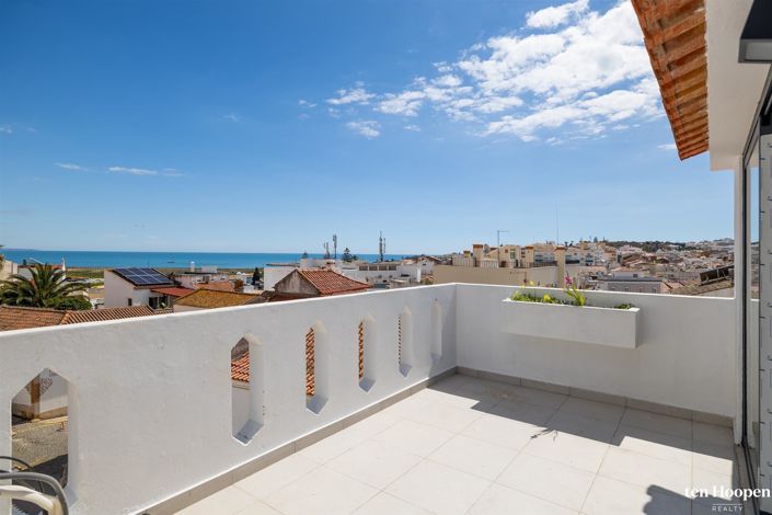 Image No.1-4 Bed House for sale