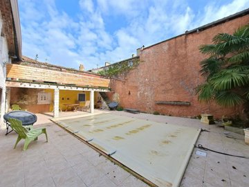 1 - Condom, House