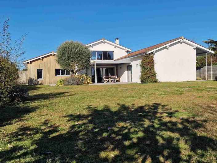 Image No.1-4 Bed House for sale