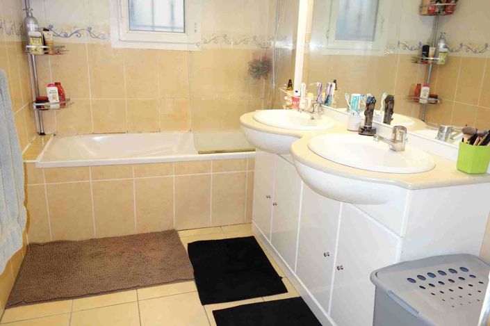 Image No.11-3 Bed House for sale