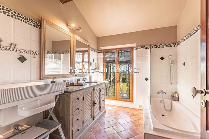 Image No.25-5 Bed House for sale