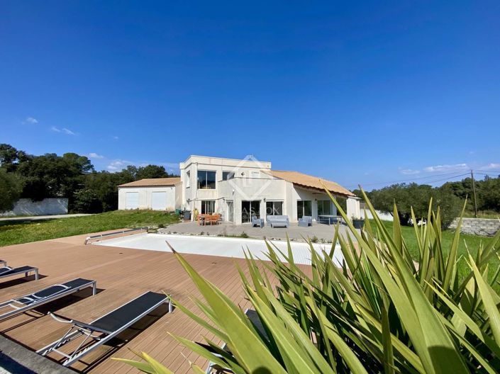 Image No.1-5 Bed House for sale