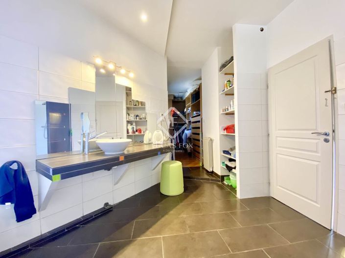 Image No.18-5 Bed House for sale