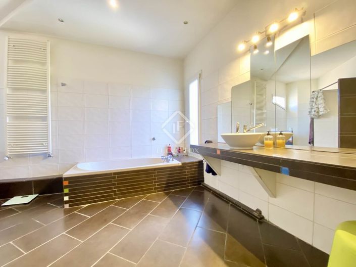 Image No.19-5 Bed House for sale