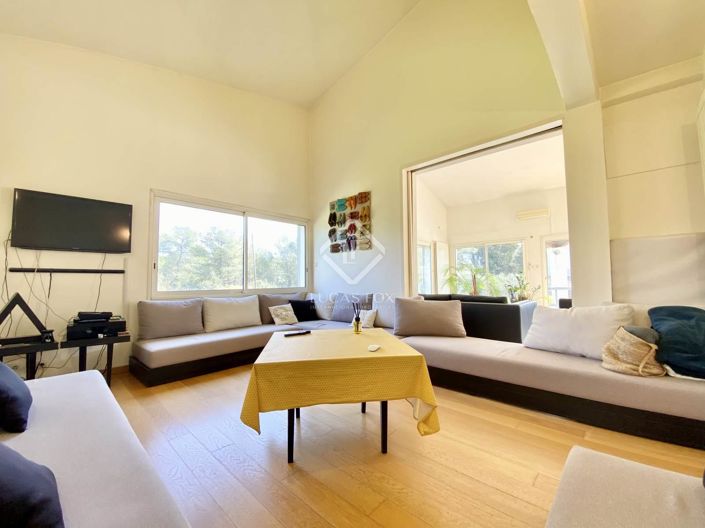 Image No.8-5 Bed House for sale