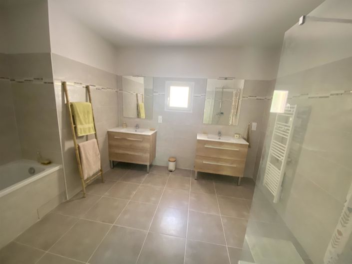 Image No.6-5 Bed House for sale