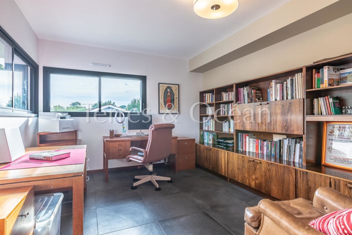 Image No.8-5 Bed House for sale