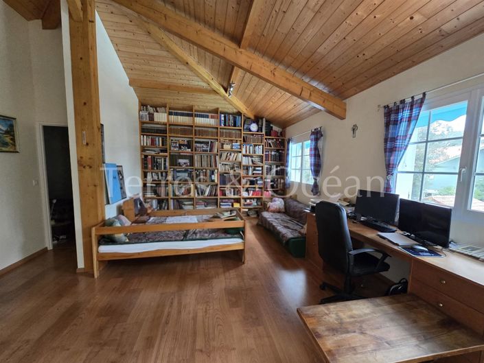 Image No.8-5 Bed House for sale