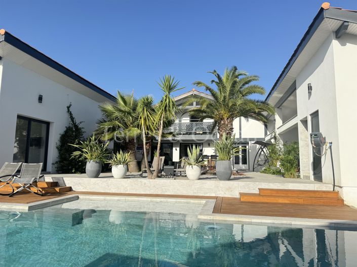 Image No.1-5 Bed House for sale