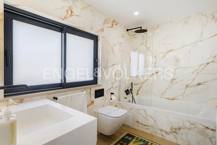 Image No.45-5 Bed House for sale