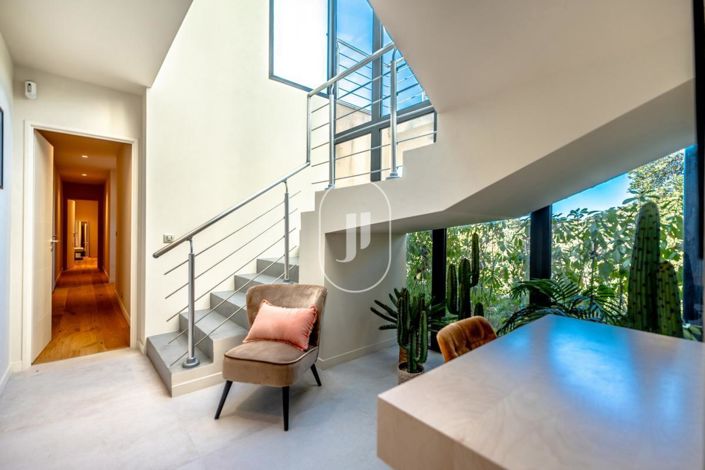 Image No.1-5 Bed House for sale