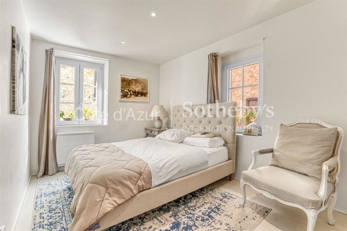 Image No.10-3 Bed Property for sale