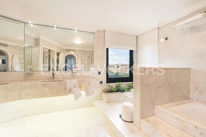 Image No.24-7 Bed House for sale
