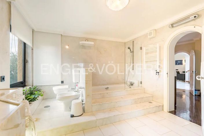 Image No.25-7 Bed House for sale