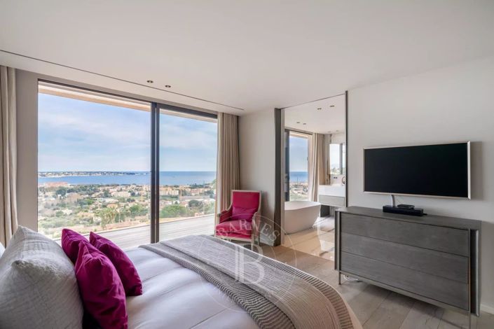 Image No.10-5 Bed House for sale