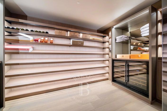 Image No.18-5 Bed House for sale