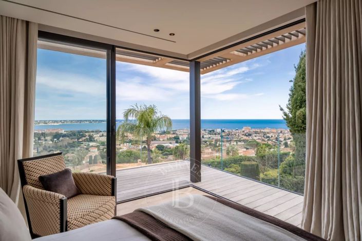 Image No.24-5 Bed House for sale