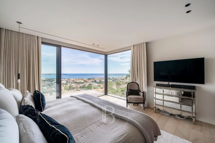 Image No.8-5 Bed House for sale