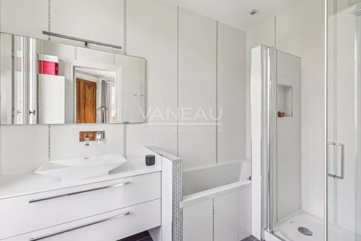 Image No.8-5 Bed House for sale