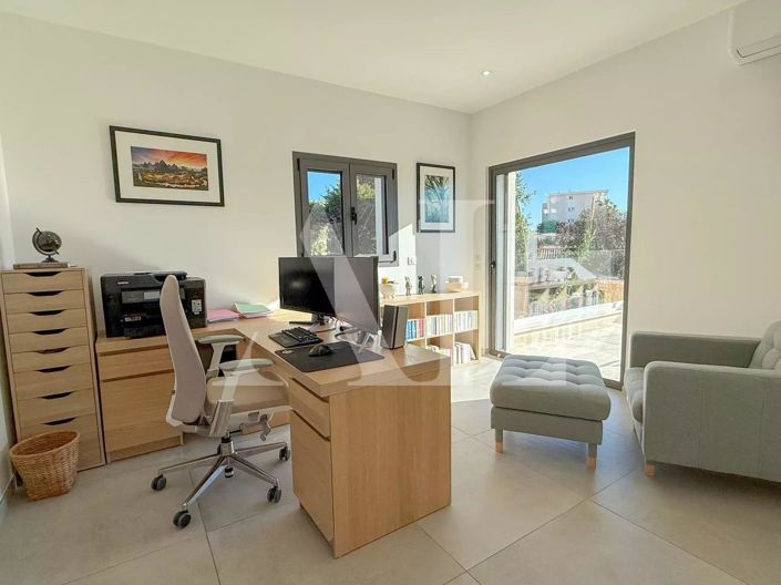 Image No.7-3 Bed House for sale