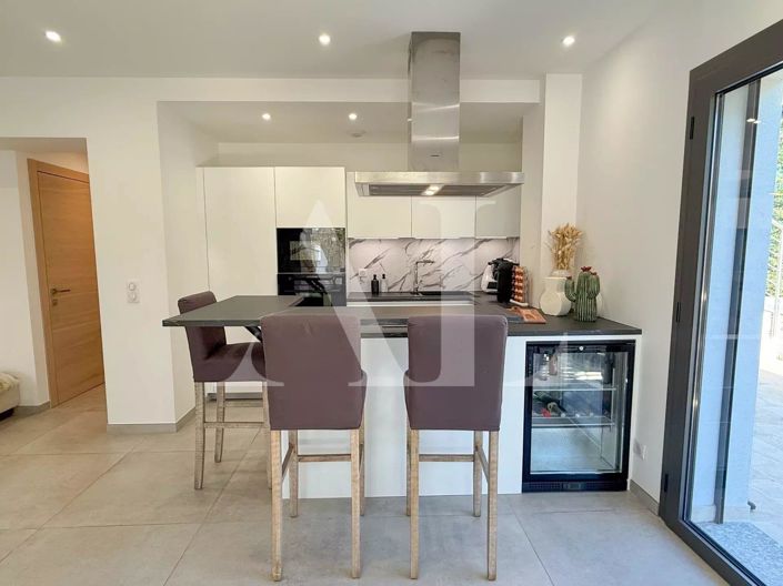 Image No.8-3 Bed House for sale