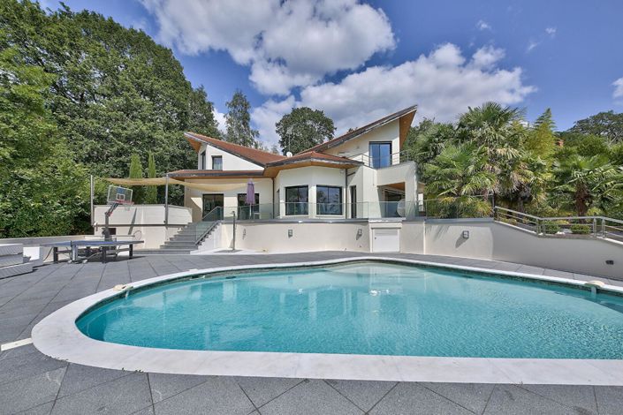 Image No.1-5 Bed Property for sale
