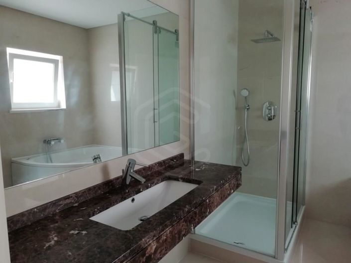 Image No.18-4 Bed House for sale