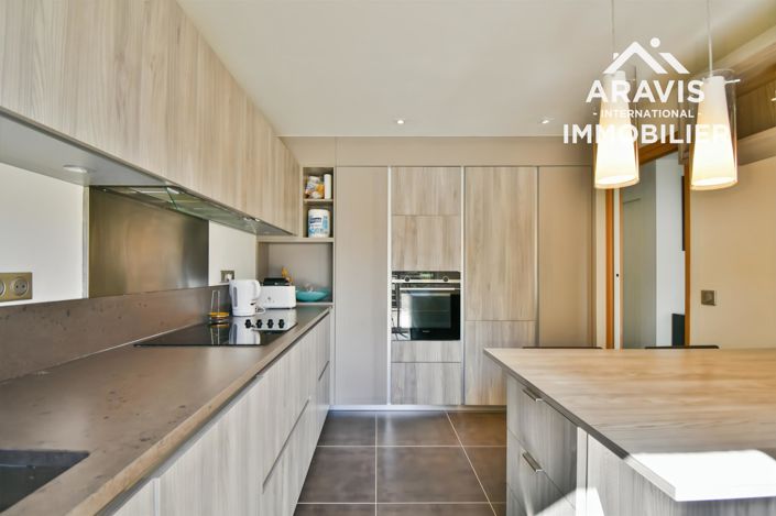 Image No.9-5 Bed House for sale