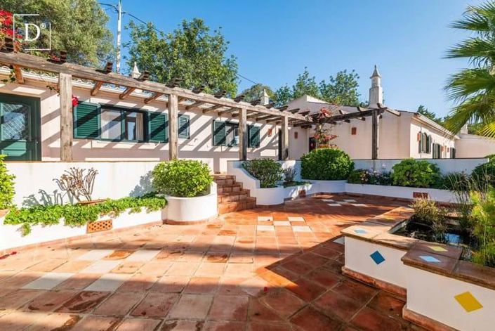 Image No.1-4 Bed House for sale