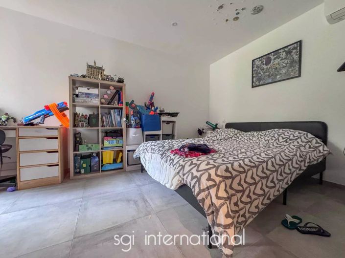 Image No.8-5 Bed House for sale