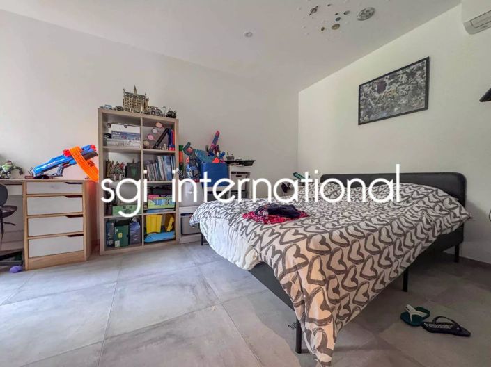 Image No.8-5 Bed House for sale