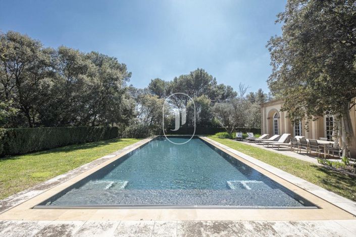 Image No.1-8 Bed House for sale