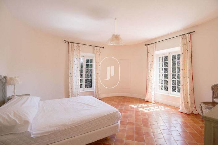 Image No.14-8 Bed House for sale