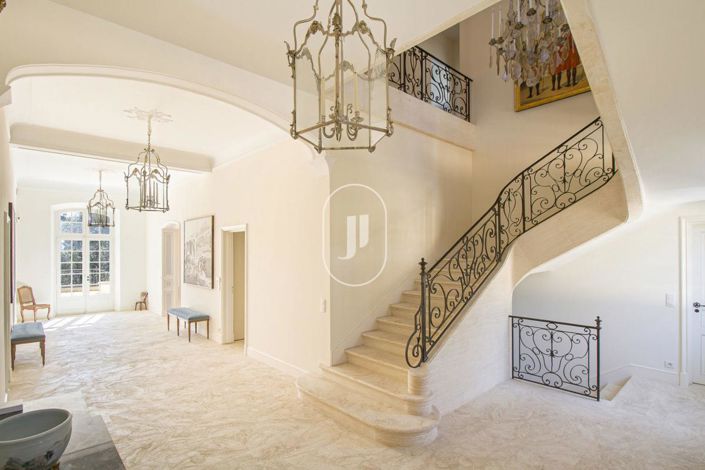 Image No.8-8 Bed House for sale