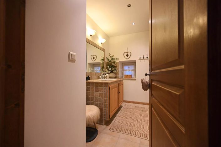 Image No.8-4 Bed House for sale