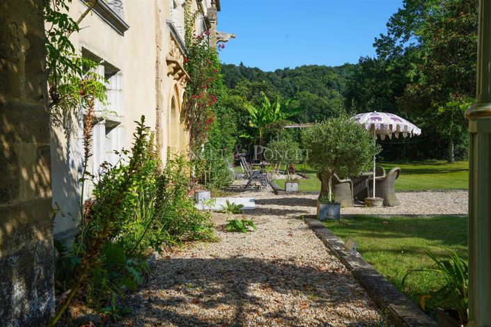 Image No.8-10 Bed House for sale