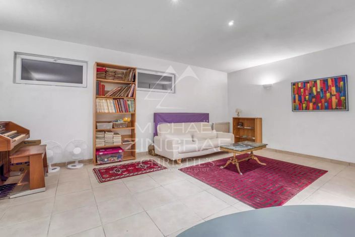 Image No.8-4 Bed House for sale