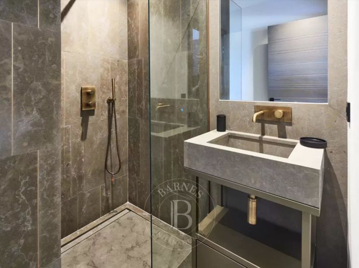 Image No.8-5 Bed House for sale