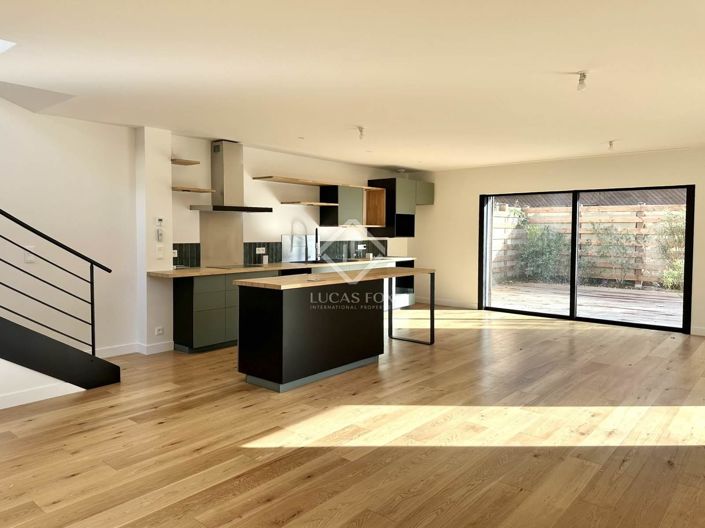 Image No.1-4 Bed House for sale