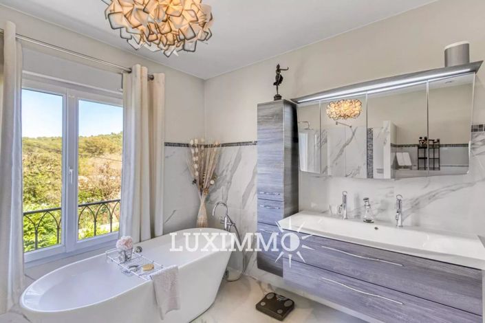 Image No.8-5 Bed House for sale