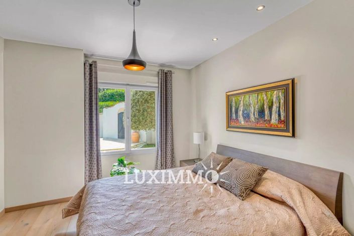 Image No.9-5 Bed House for sale