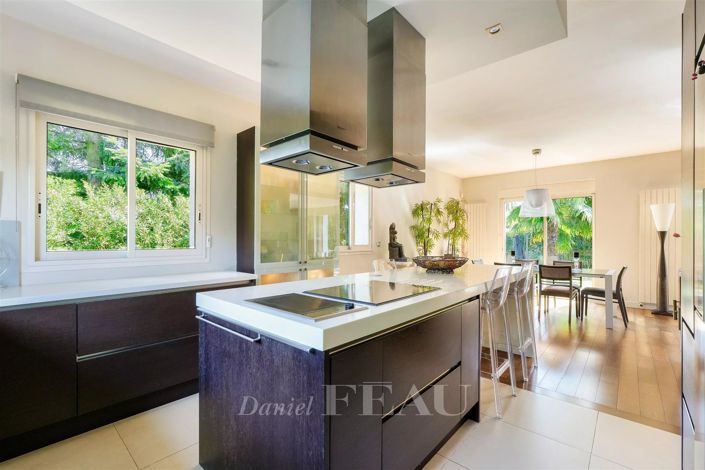 Image No.8-4 Bed House for sale