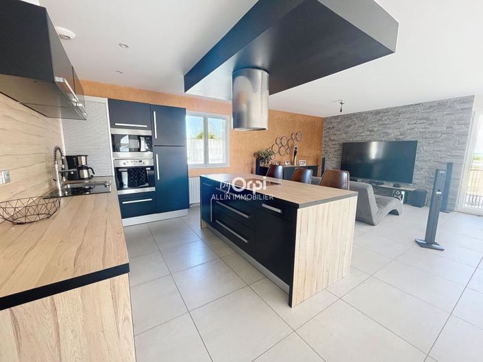 Image No.1-4 Bed House for sale