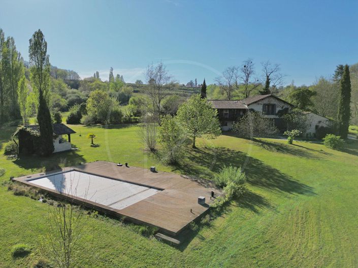 Image No.1-8 Bed House for sale