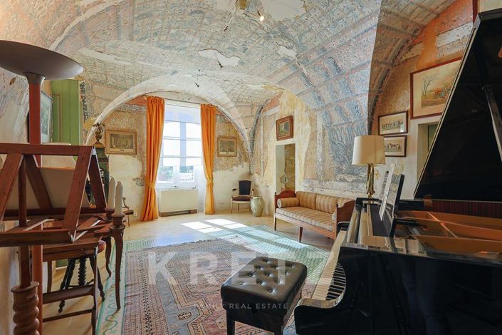 Image No.10-8 Bed Property for sale