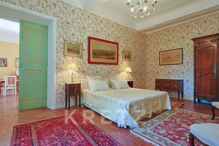 Image No.18-8 Bed Property for sale