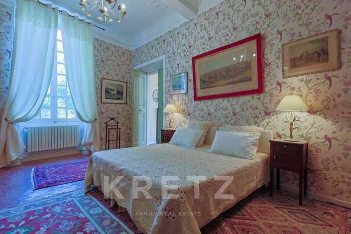 Image No.19-8 Bed Property for sale