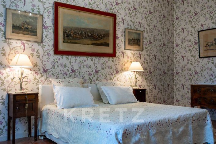 Image No.20-8 Bed Property for sale