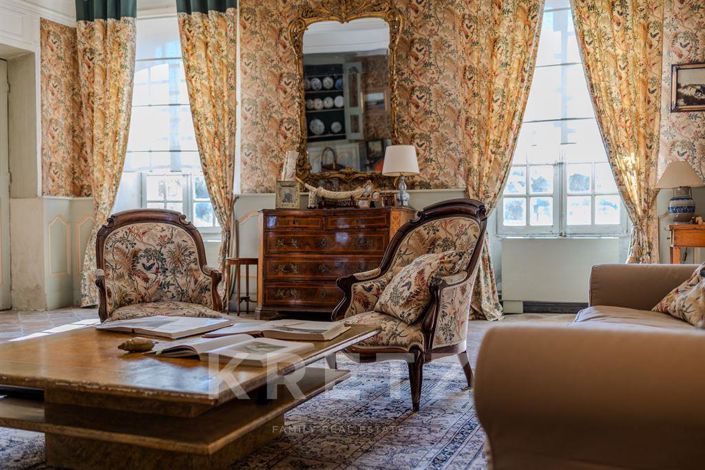 Image No.7-8 Bed Property for sale