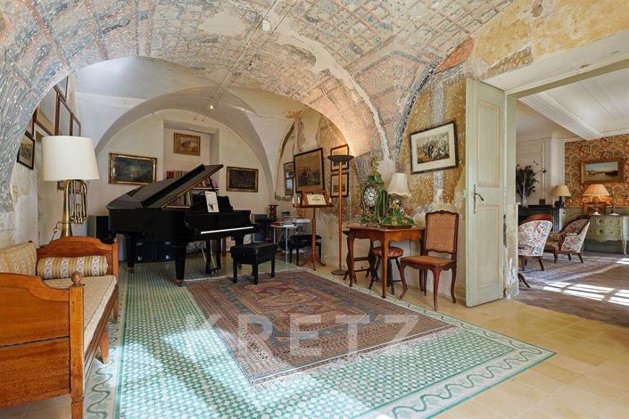 Image No.9-8 Bed Property for sale